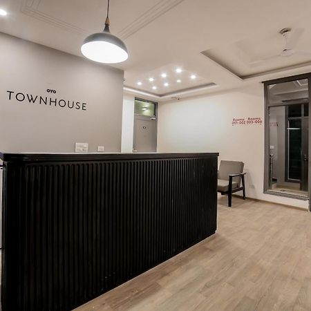 Townhouse 330 Dlf Phase-2 Near Leisure Valley Park Gurgaon Exterior photo