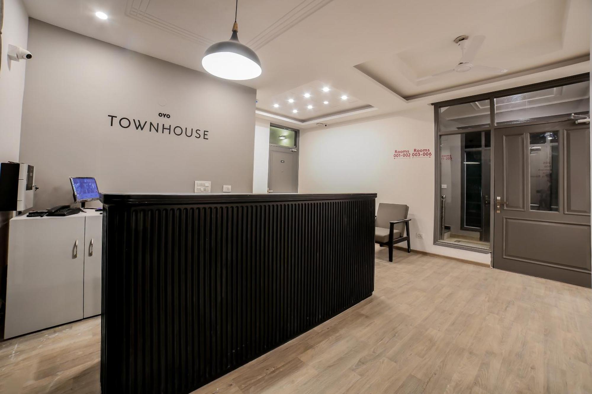 Townhouse 330 Dlf Phase-2 Near Leisure Valley Park Gurgaon Exterior photo